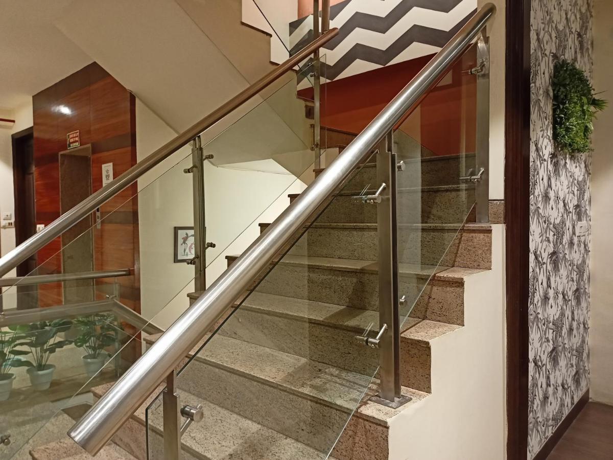 Cosy Grand, Chanakyapuri By The Cosy Hotels Нью-Дели Экстерьер фото