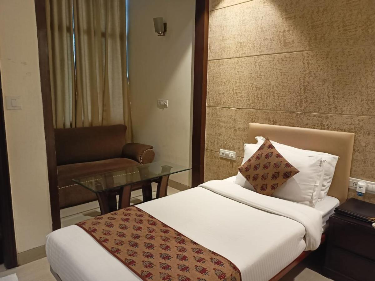 Cosy Grand, Chanakyapuri By The Cosy Hotels Нью-Дели Экстерьер фото