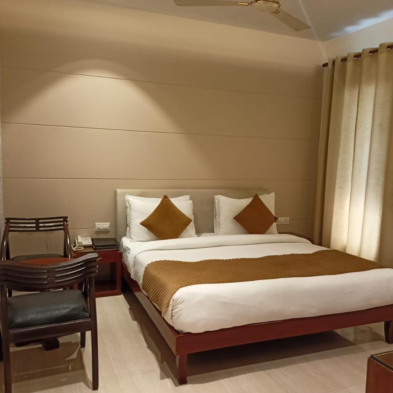Cosy Grand, Chanakyapuri By The Cosy Hotels Нью-Дели Экстерьер фото